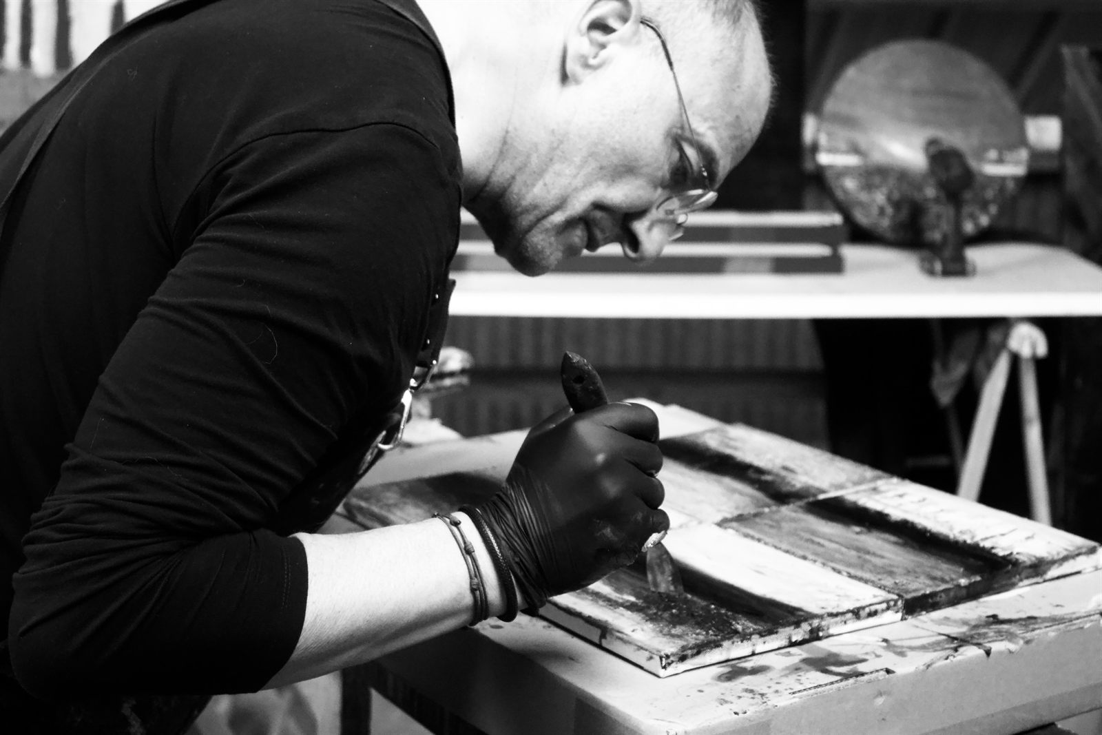 Laurent Bibas dans son atelier en Normandie